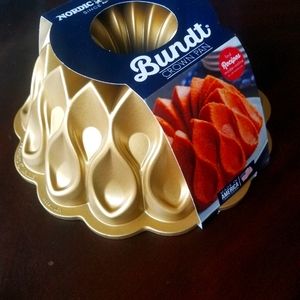 Nordic Ware | Crown Bundt pan NWT